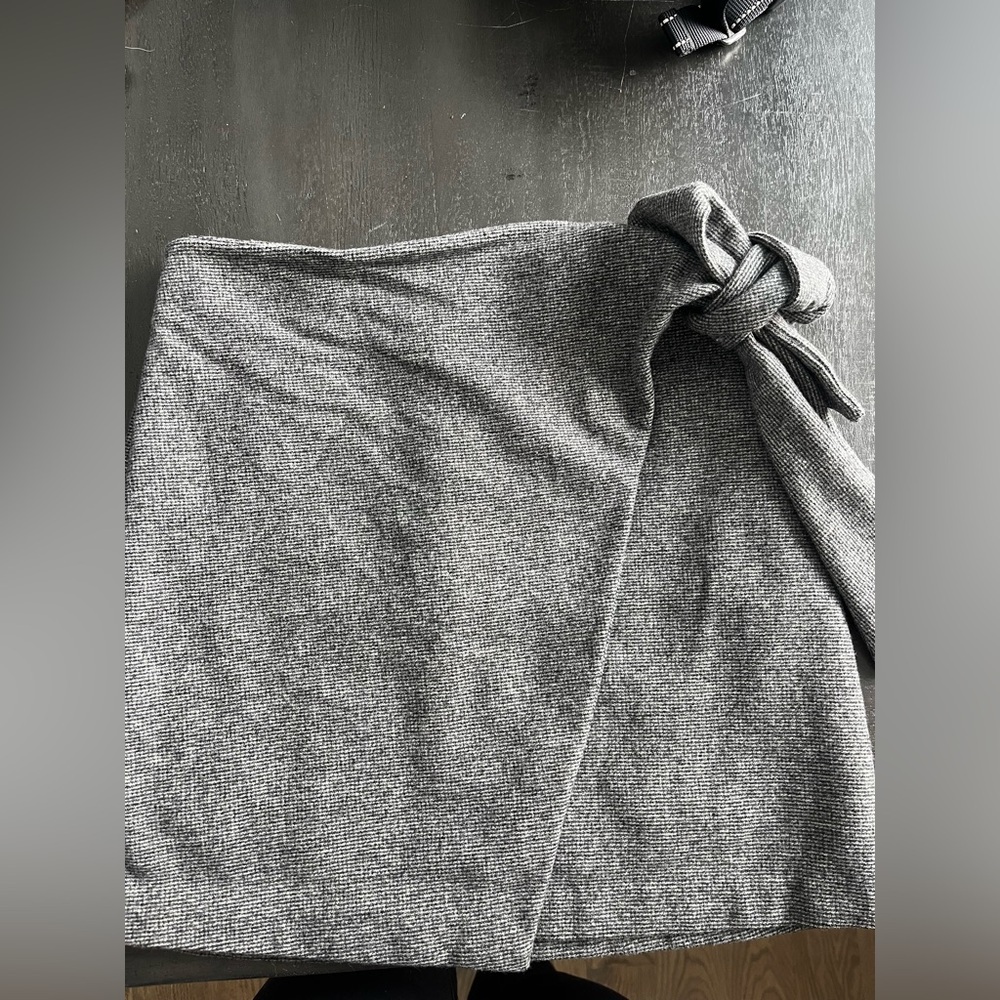 Aritizia Wilfred Wool Cashmere Gray Mini Skirt Size 2 Wrap Office Wear Chic - Picture 5 of 6